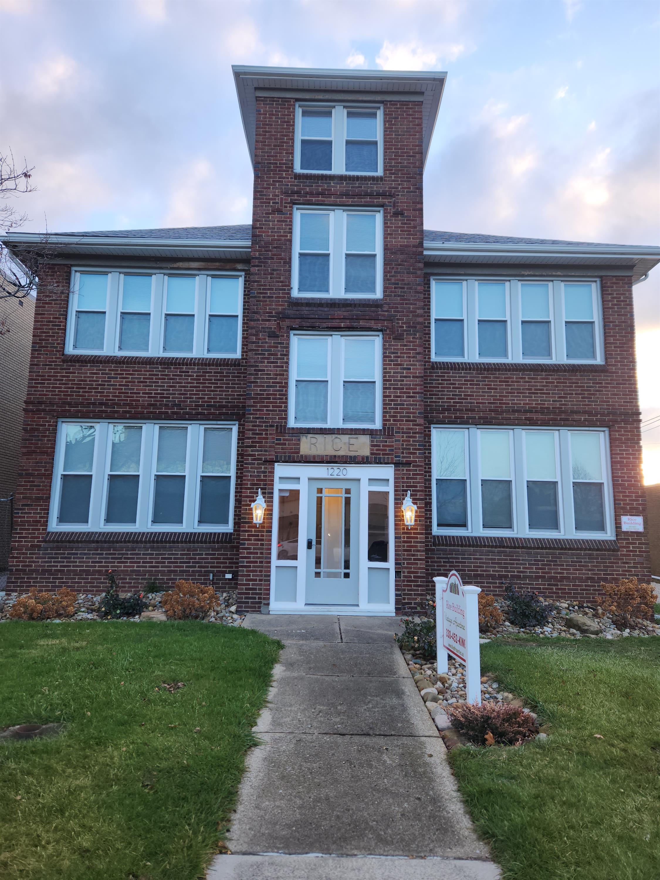 1220 Market Avenue North Apt 5